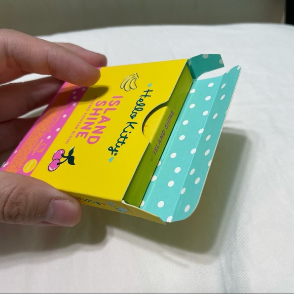‼️ HELLO KITTY BLUSH ISLAND SHINE - Picture 9 of 9